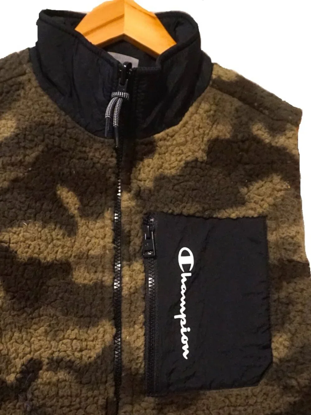 Champion Reversible Camo and Black Full Zip Vest Men’s Small